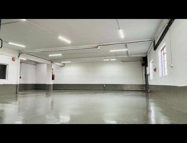 264M² WAREHOUSE TO LET IN FACTORIA